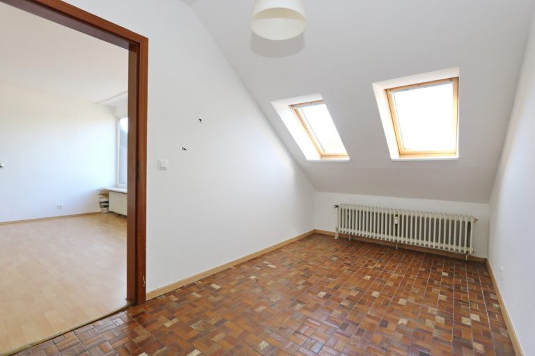 Immobilienangebot - Halstenbek - Haus_Wohnung - Sanierungsbedürftige Dachgeschosswohnung in zentraler Lage Halstenbeks !