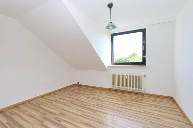 Immobilienangebot - Halstenbek - Haus_Wohnung - Sanierungsbedürftige Dachgeschosswohnung in zentraler Lage Halstenbeks !