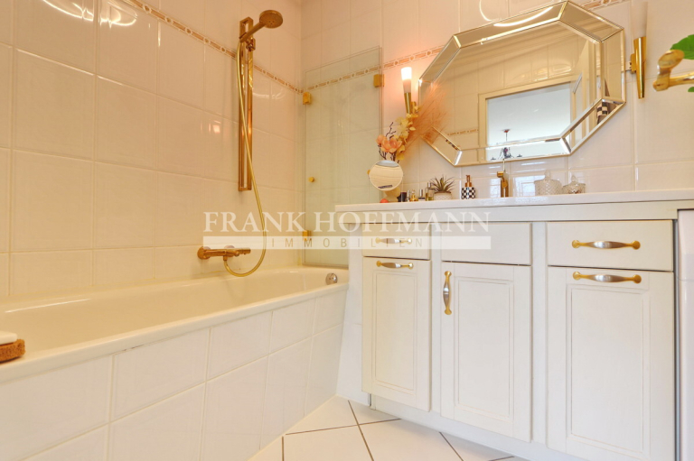 Immobilienangebot - Hamburg - Zins_Rendite - Kapitalanlage - Schöne Eigentumswohnung mit TG-Stellplatz (vermietet) in Hamburg-Jenfeld