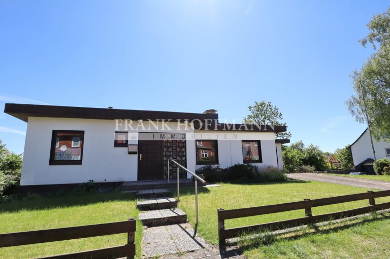 Immobilienangebot - Großenaspe - Haus_Wohnung - Lichtdurchflutetes Einfamilienhaus über zwei Ebenen in ruhiger Wohnlage von Großenaspe