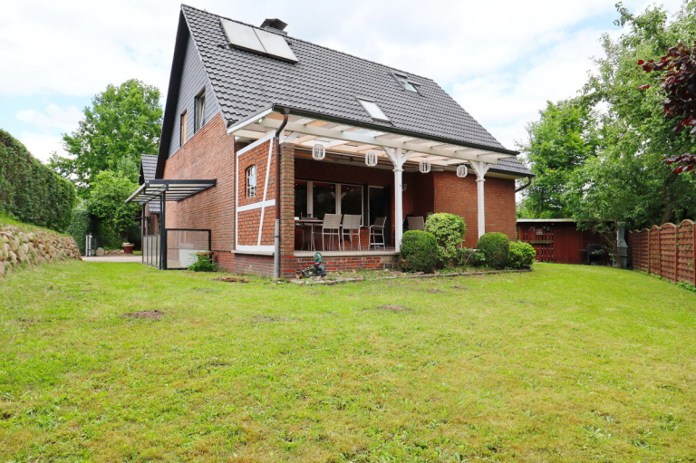 Immobilienangebot - Itzstedt - Haus_Wohnung - Modernisiertes Ein-/Zweifamilienhaus mit viel Platz für die ganze Familie in Itzstedt