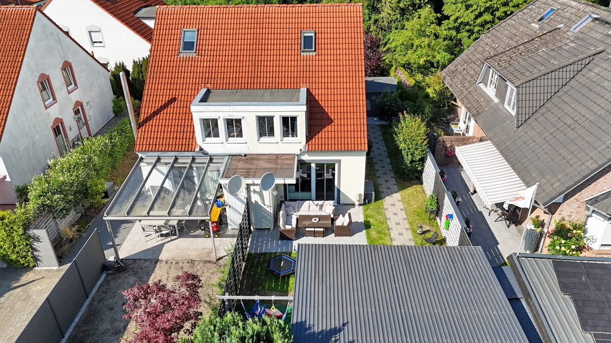 Immobilienangebot - Elmshorn - Haus_Wohnung - Moderne Doppelhaushälfte mit ausgebautem Dachstudio & Doppelcarport in Elmshorn