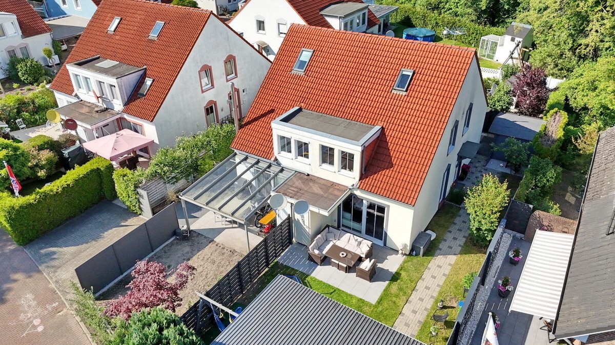 Immobilienangebot - Elmshorn - Haus_Wohnung - Moderne Doppelhaushälfte mit ausgebautem Dachstudio & Doppelcarport in Elmshorn