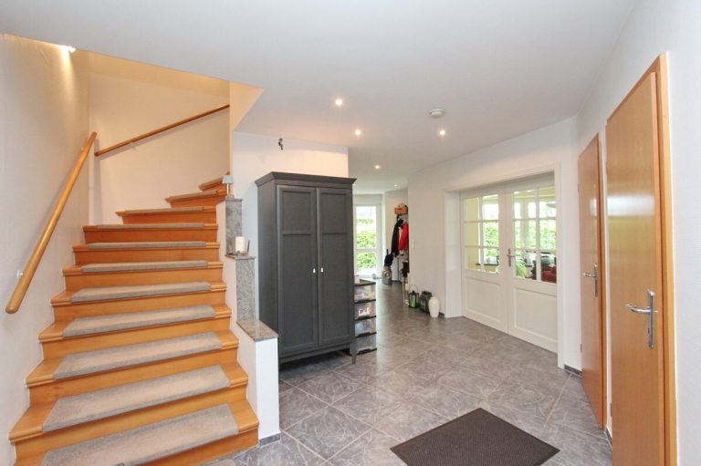 Immobilienangebot - Holm - Haus_Wohnung - Großzügige & gepflegte Doppelhaushälfte mit Vollkeller in Holm