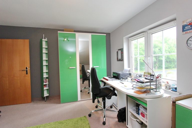 Immobilienangebot - Holm - Haus_Wohnung - Großzügige & gepflegte Doppelhaushälfte mit Vollkeller in Holm