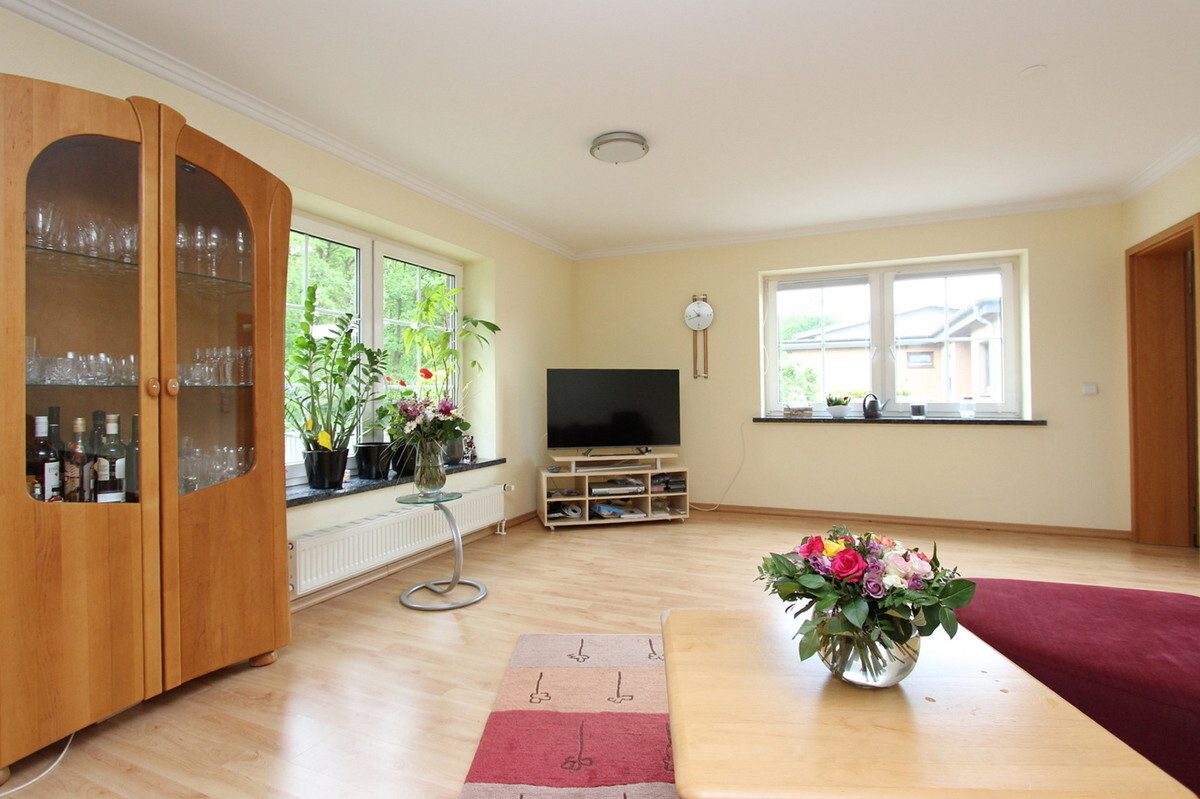 Immobilienangebot - Holm - Haus_Wohnung - Großzügige & gepflegte Doppelhaushälfte mit Vollkeller in Holm