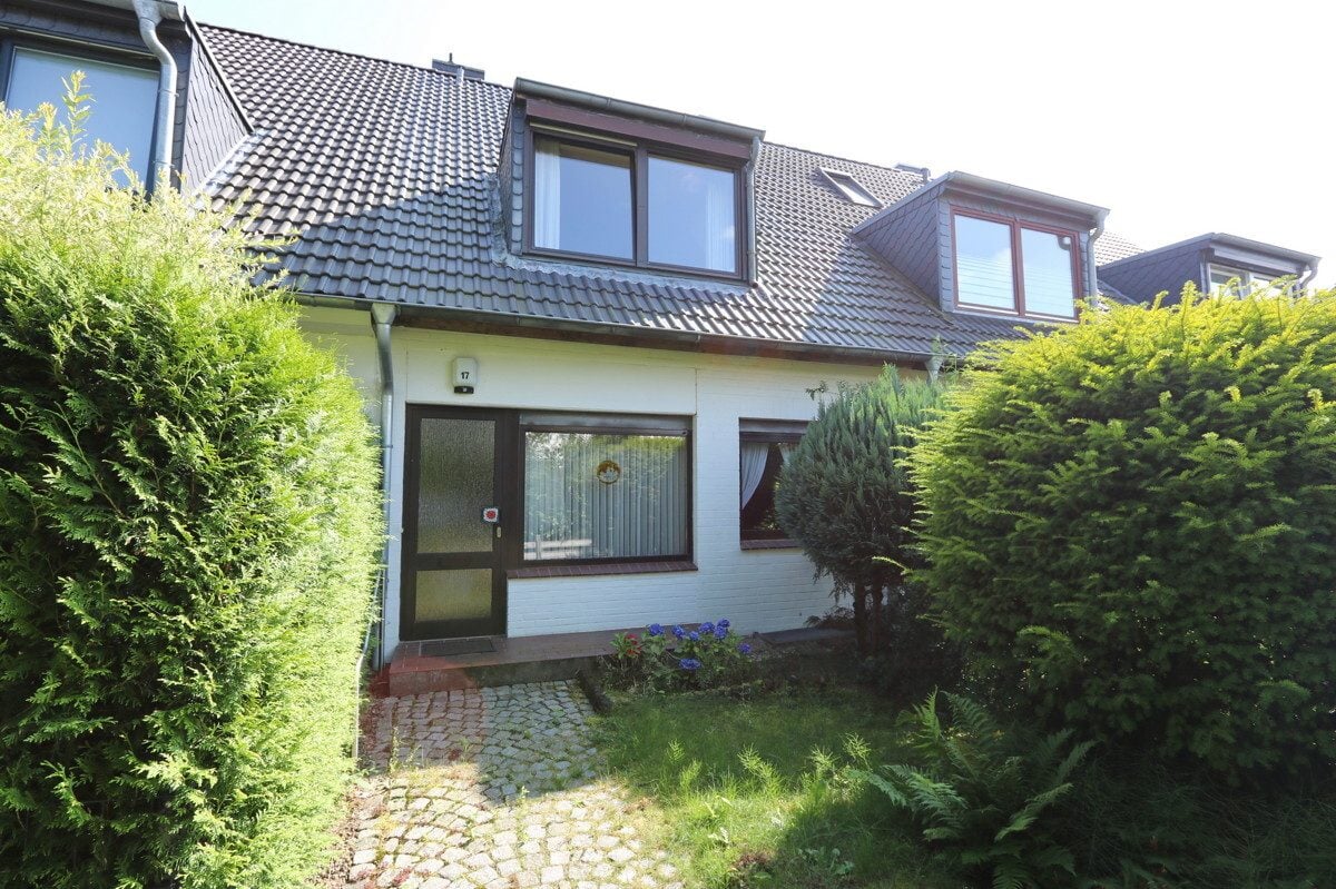 Immobilienangebot - Henstedt-Ulzburg - Haus_Wohnung - Teilweise modernisiertes Mittelreihenhaus mit Renovierungsbedarf in Henstedt-Ulzburg !