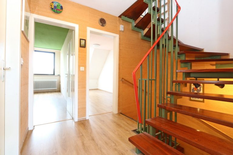 Immobilienangebot - Henstedt-Ulzburg - Haus_Wohnung - Teilweise modernisiertes Mittelreihenhaus mit Renovierungsbedarf in Henstedt-Ulzburg !