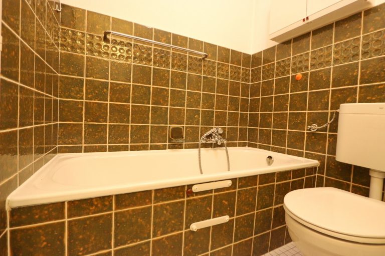 Immobilienangebot - Henstedt-Ulzburg - Haus_Wohnung - Teilweise modernisiertes Mittelreihenhaus mit Renovierungsbedarf in Henstedt-Ulzburg !