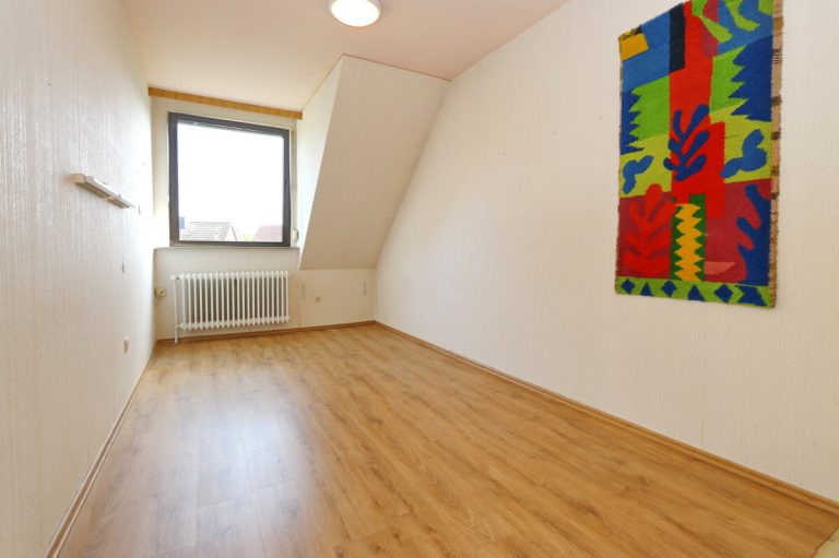 Immobilienangebot - Henstedt-Ulzburg - Haus_Wohnung - Teilweise modernisiertes Mittelreihenhaus mit Renovierungsbedarf in Henstedt-Ulzburg !