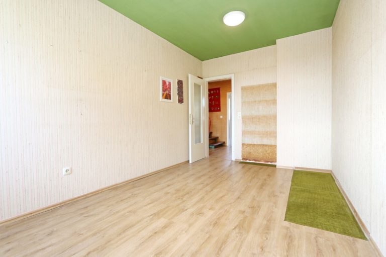 Immobilienangebot - Henstedt-Ulzburg - Haus_Wohnung - Teilweise modernisiertes Mittelreihenhaus mit Renovierungsbedarf in Henstedt-Ulzburg !