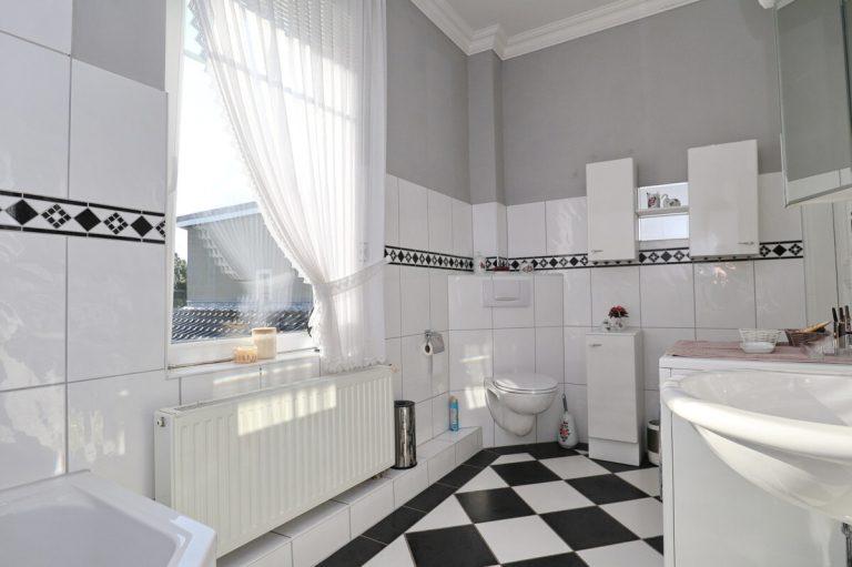 Immobilienangebot - Kellinghusen - Haus_Wohnung - Stilvolle und großzügige Altbauvilla in Kellinghusen – als Ein- oder Zweifamilienhaus nutzbar
