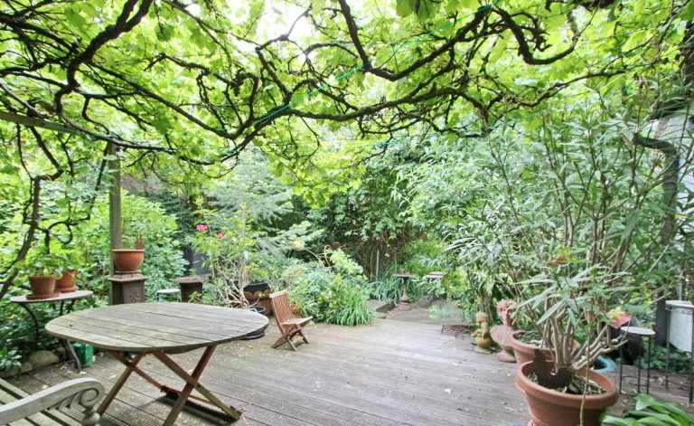 Immobilienangebot - Hamburg - Haus_Wohnung - Besonderes Einfamilienhaus auf tollem Grundstück in Hamburg-Lurup
