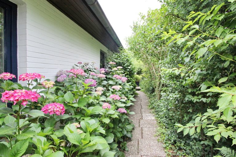 Immobilienangebot - Hamburg - Haus_Wohnung - Besonderes Einfamilienhaus auf tollem Grundstück in Hamburg-Lurup