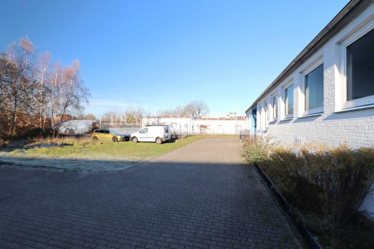 Immobilienangebot - Quickborn - Grundstücke - Über 3.900 m² Gewerbe-Baugrundstück mit Altbestand in Quickborn