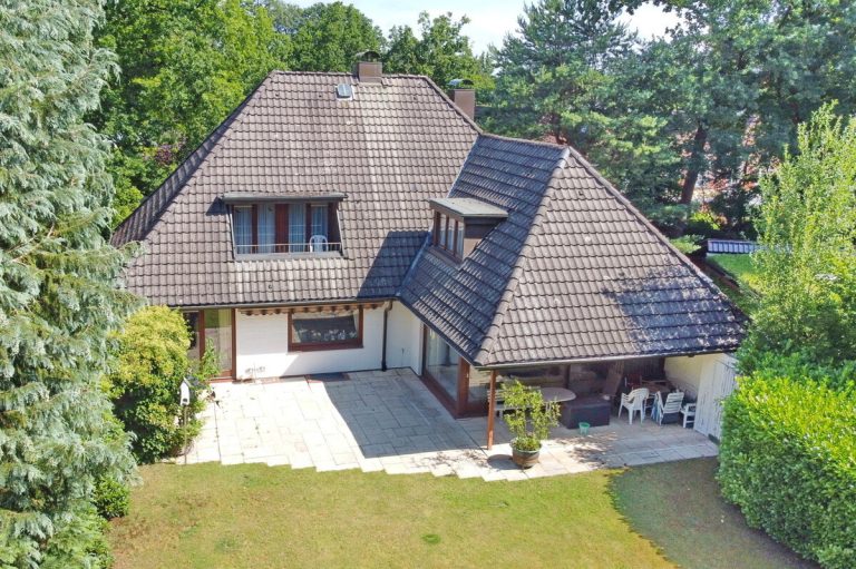 Immobilienangebot - Hamburg - Haus_Wohnung - Großzügiges Architektenhaus mit Doppelgarage auf großem Grundstück in Hamburg-Wellingsbüttel