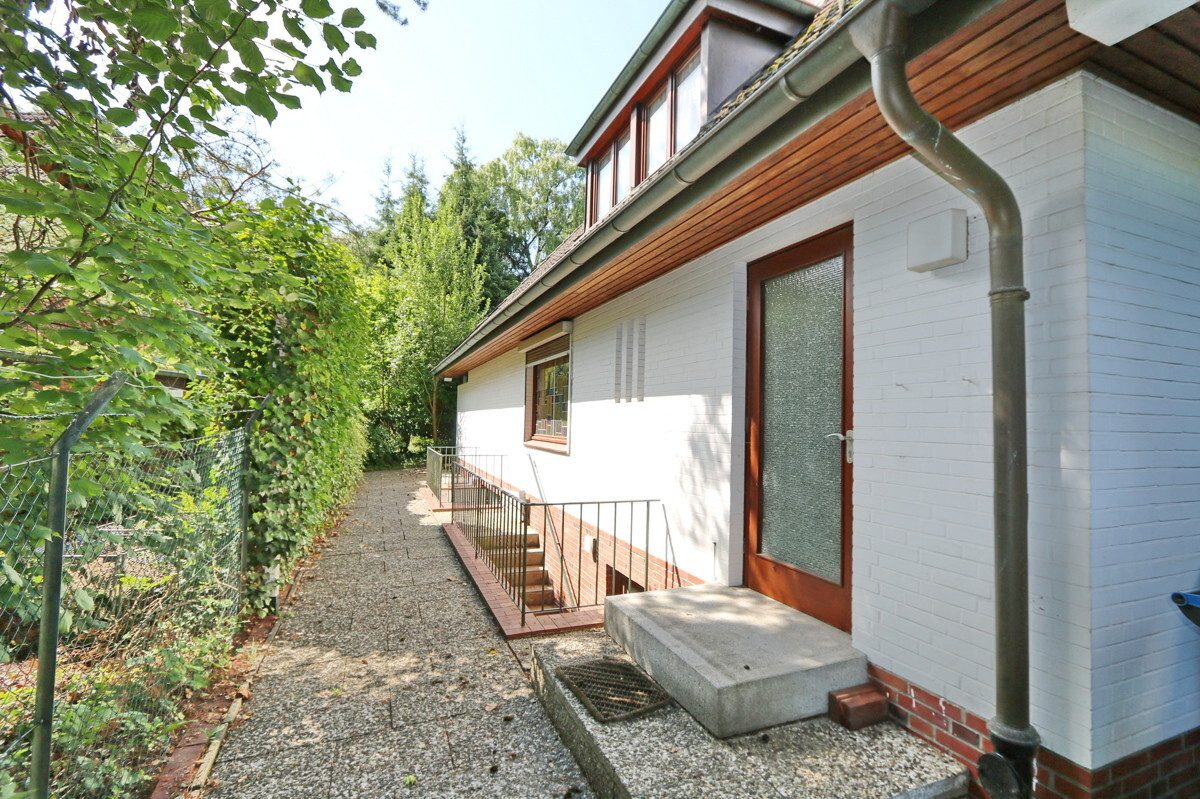 Immobilienangebot - Hamburg - Haus_Wohnung - Großzügiges Architektenhaus mit Doppelgarage auf großem Grundstück in Hamburg-Wellingsbüttel
