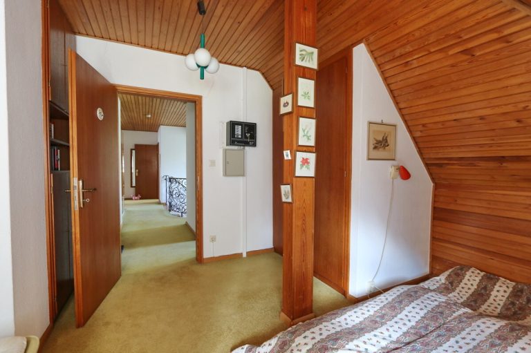 Immobilienangebot - Hamburg - Haus_Wohnung - Großzügiges Architektenhaus mit Doppelgarage auf großem Grundstück in Hamburg-Wellingsbüttel