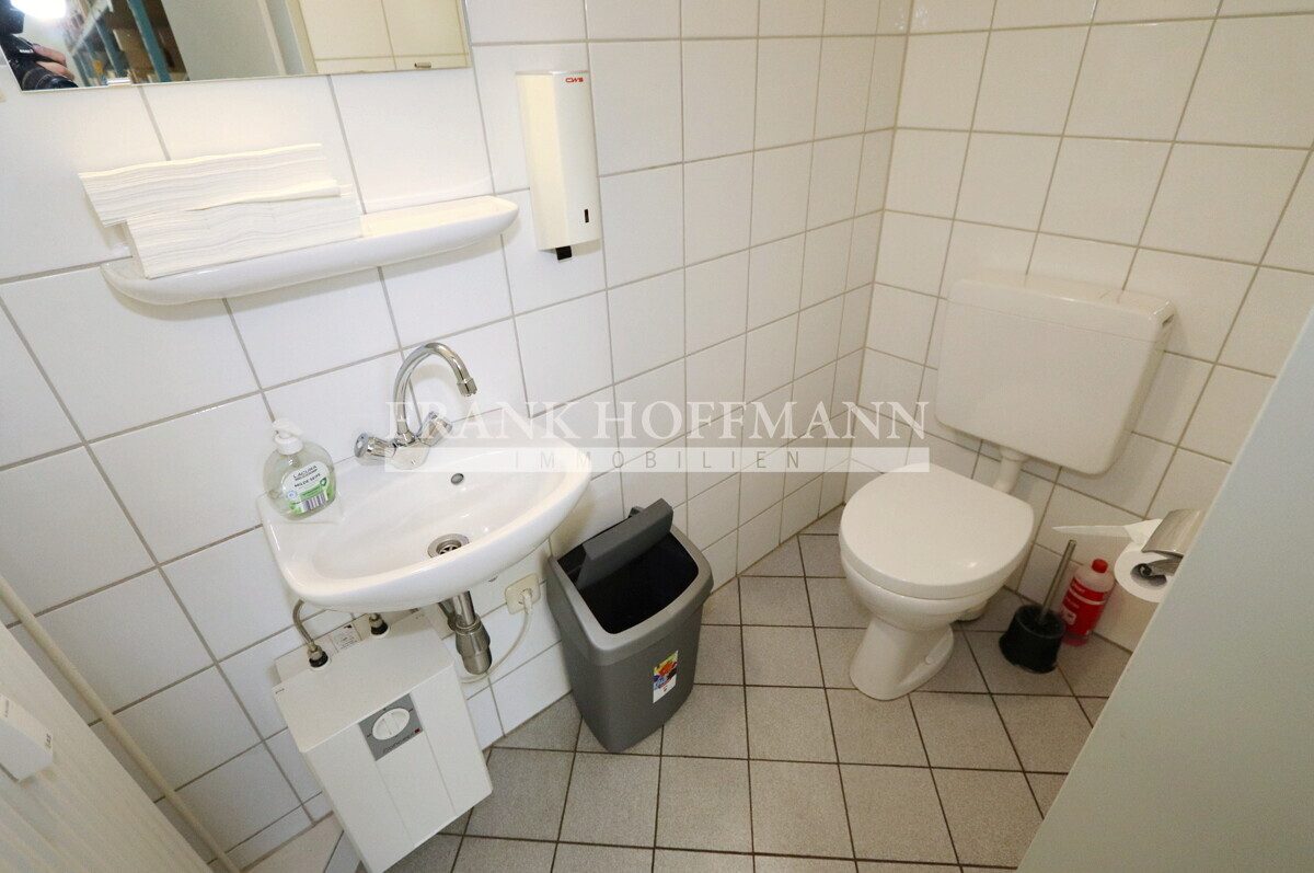 M1108 Sanitär 3 – Lager Immobilienangebot - Norderstedt - Commercial_Hallen - Gepflegte Büroetage mit Hochregallager in Norderstedt
