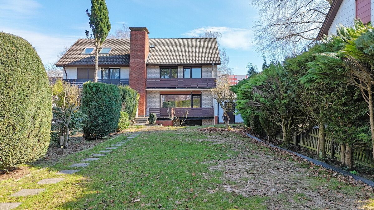 Rückansicht Drohne Immobilienangebot - Norderstedt - Haus_Wohnung - Großzügige DHH mit Vollkeller & Ausbaureserve an der Grenze zu Hamburg