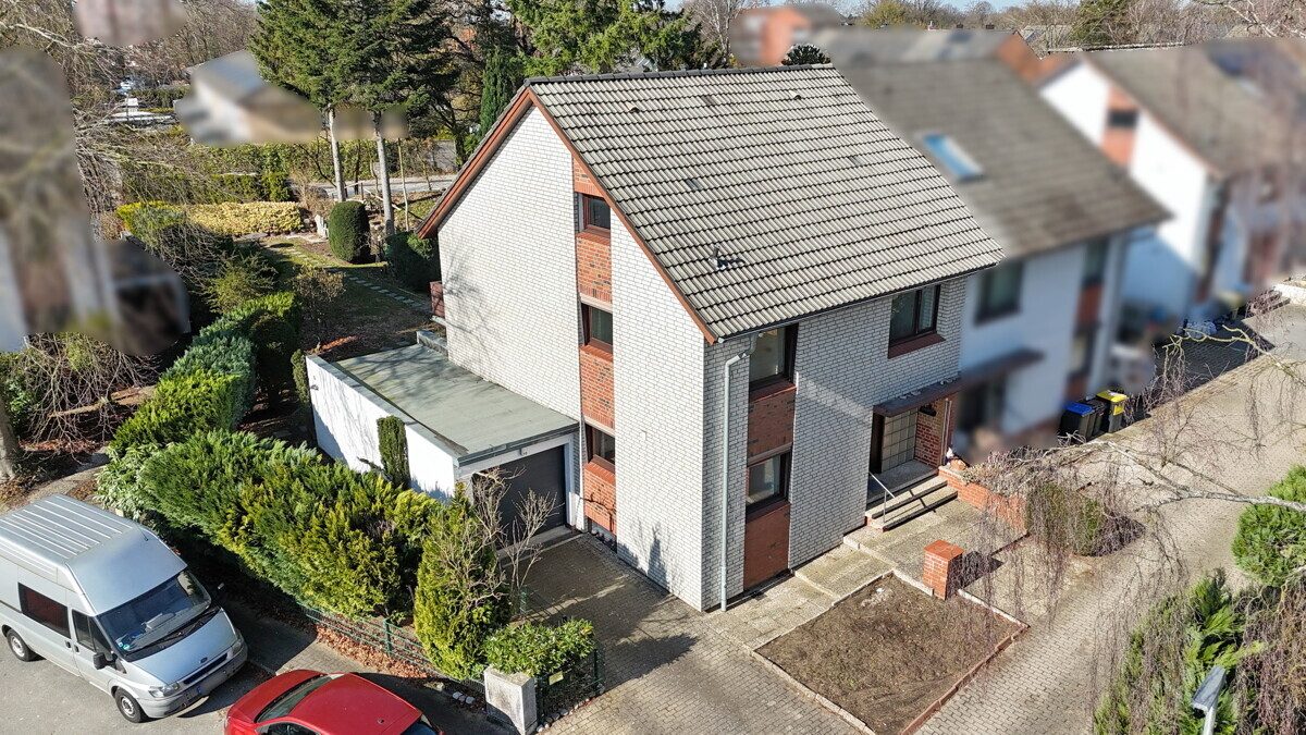 Vorderansicht Drohne Immobilienangebot - Norderstedt - Haus_Wohnung - Großzügige DHH mit Vollkeller & Ausbaureserve an der Grenze zu Hamburg