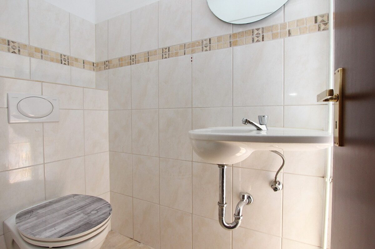 Gäste-WC Immobilienangebot - Norderstedt - Haus_Wohnung - Großzügige DHH mit Vollkeller & Ausbaureserve an der Grenze zu Hamburg