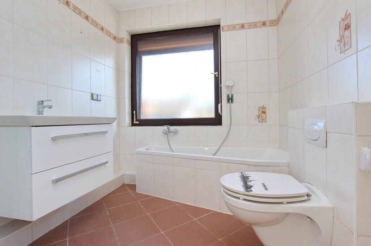 Badezimmer Immobilienangebot - Norderstedt - Haus_Wohnung - Großzügige DHH mit Vollkeller & Ausbaureserve an der Grenze zu Hamburg
