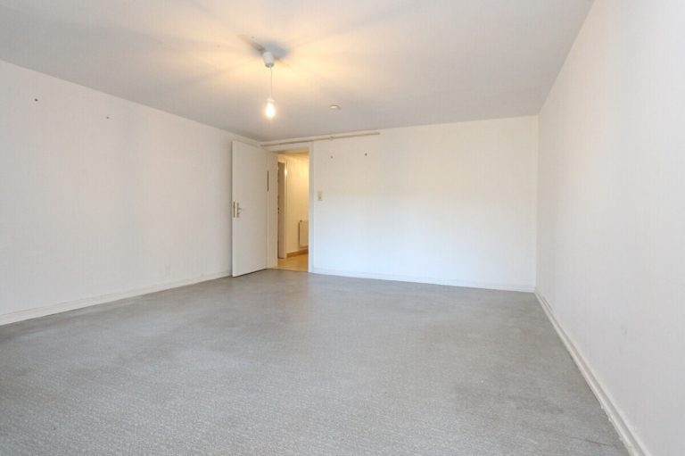 Immobilienangebot - Norderstedt - Haus_Wohnung - Großzügige DHH mit Vollkeller & Ausbaureserve an der Grenze zu Hamburg