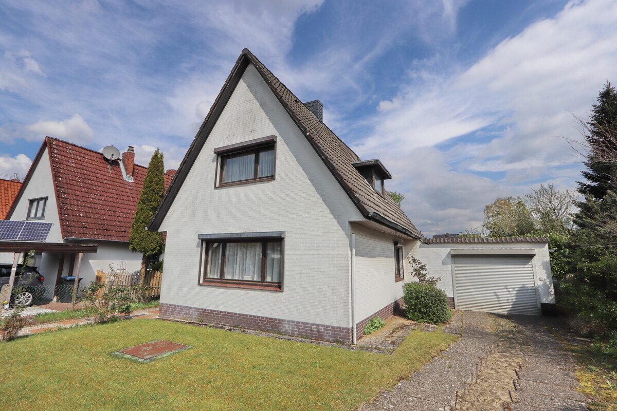 Hausansicht vorne Immobilienangebot - Hamburg - Haus_Wohnung - Freistehendes Einfamilienhaus mit Garage in Hamburg-Jenfeld