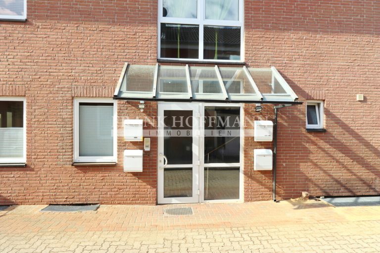 Immobilienangebot - Norderstedt - Alle - Wohn-/ Geschäftshaus mit 5 Einheiten & 6 Garagen in Norderstedt