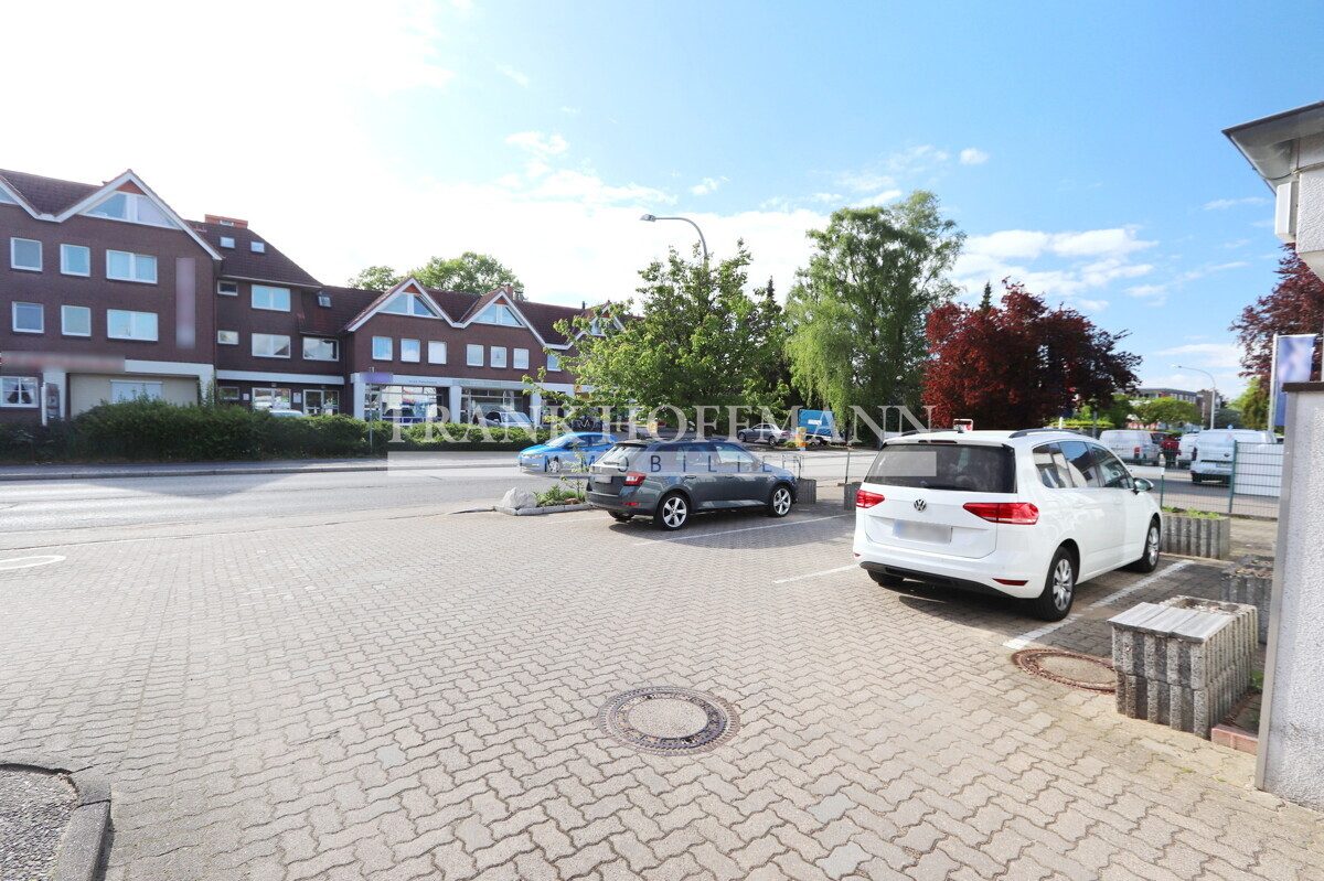 V10912 Parkplatz vorne Immobilienangebot - Norderstedt - Alle - Wohn-/ Geschäftshaus mit 5 Einheiten & 6 Garagen in Norderstedt