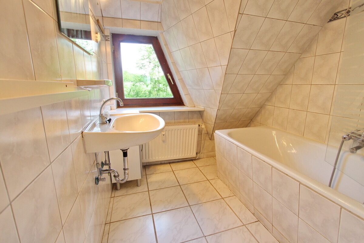 Immobilienangebot - Hoisdorf - Haus_Wohnung - Großzügige Dachgeschosswohnung auf großem Grundstück in Hoisdorf