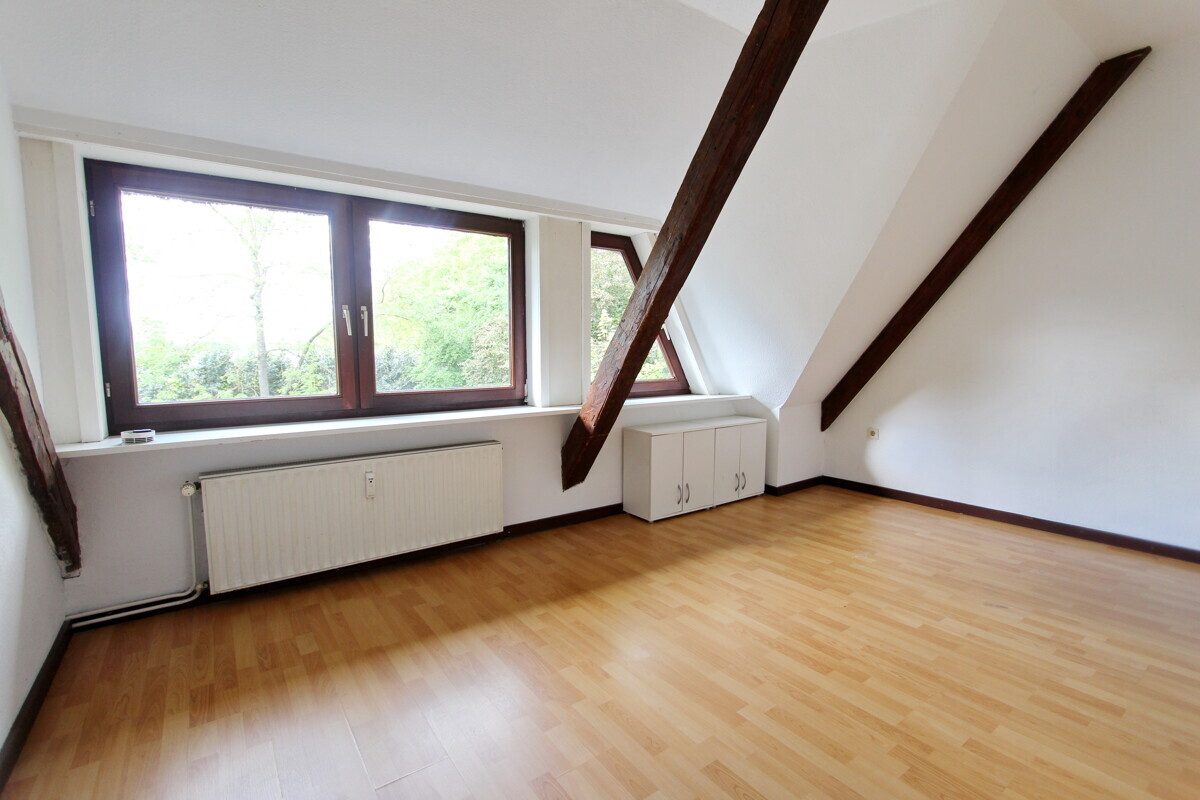Immobilienangebot - Hoisdorf - Haus_Wohnung - Großzügige Dachgeschosswohnung auf großem Grundstück in Hoisdorf