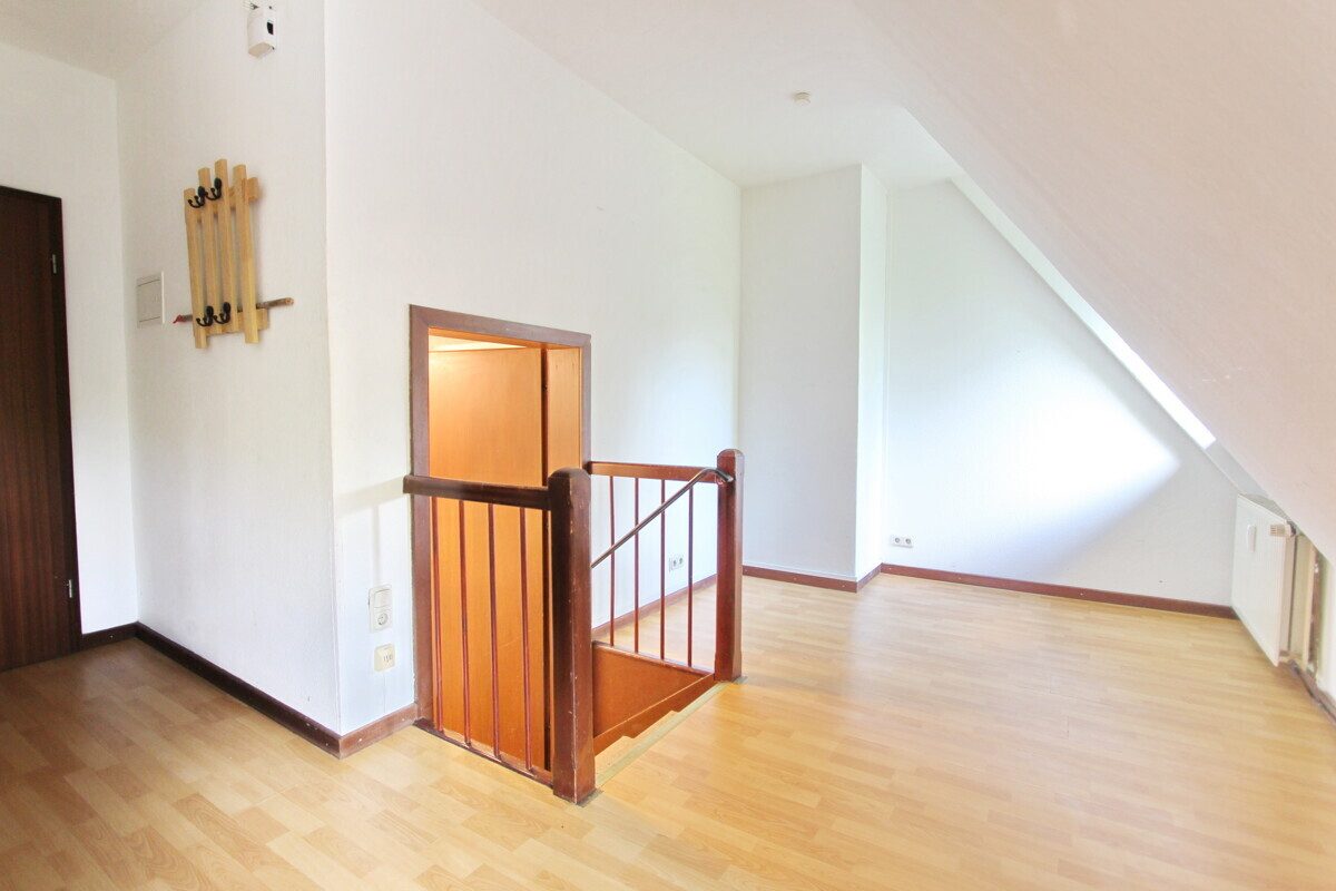 Immobilienangebot - Hoisdorf - Haus_Wohnung - Großzügige Dachgeschosswohnung auf großem Grundstück in Hoisdorf