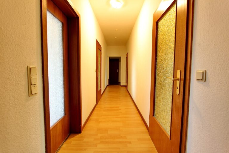 Immobilienangebot - Hoisdorf - Haus_Wohnung - Großzügige Dachgeschosswohnung auf großem Grundstück in Hoisdorf