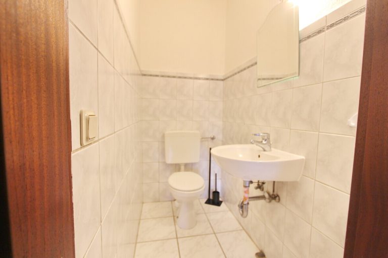 Immobilienangebot - Hoisdorf - Haus_Wohnung - Großzügige Dachgeschosswohnung auf großem Grundstück in Hoisdorf