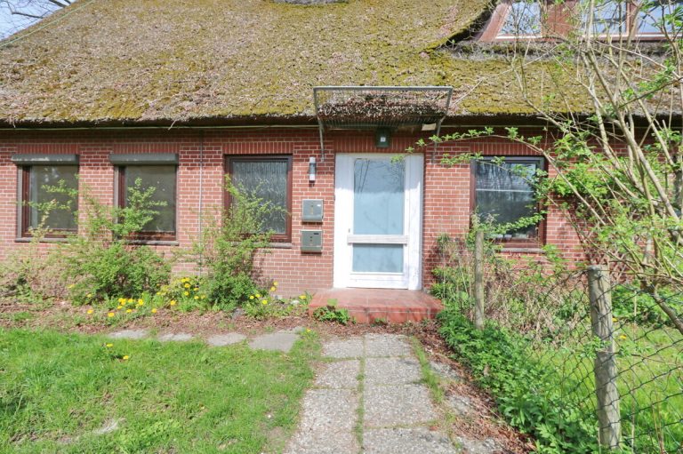 Immobilienangebot - Hoisdorf - Haus_Wohnung - Großzügige Dachgeschosswohnung auf großem Grundstück in Hoisdorf