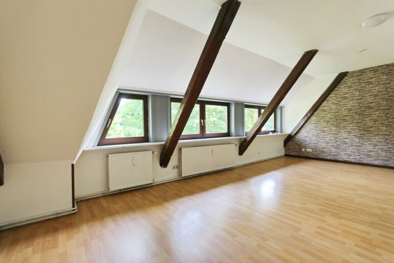 Immobilienangebot - Hoisdorf - Haus_Wohnung - Großzügige Dachgeschosswohnung auf großem Grundstück in Hoisdorf