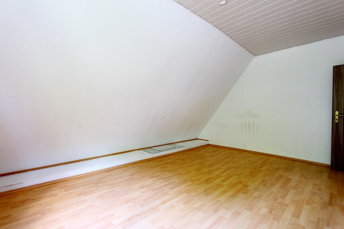 Immobilienangebot - Hoisdorf - Haus_Wohnung - Großzügige Dachgeschosswohnung auf großem Grundstück in Hoisdorf