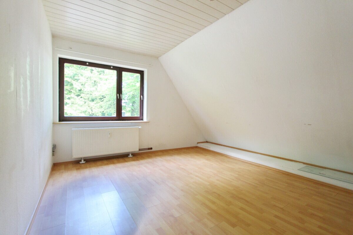 Immobilienangebot - Hoisdorf - Haus_Wohnung - Großzügige Dachgeschosswohnung auf großem Grundstück in Hoisdorf
