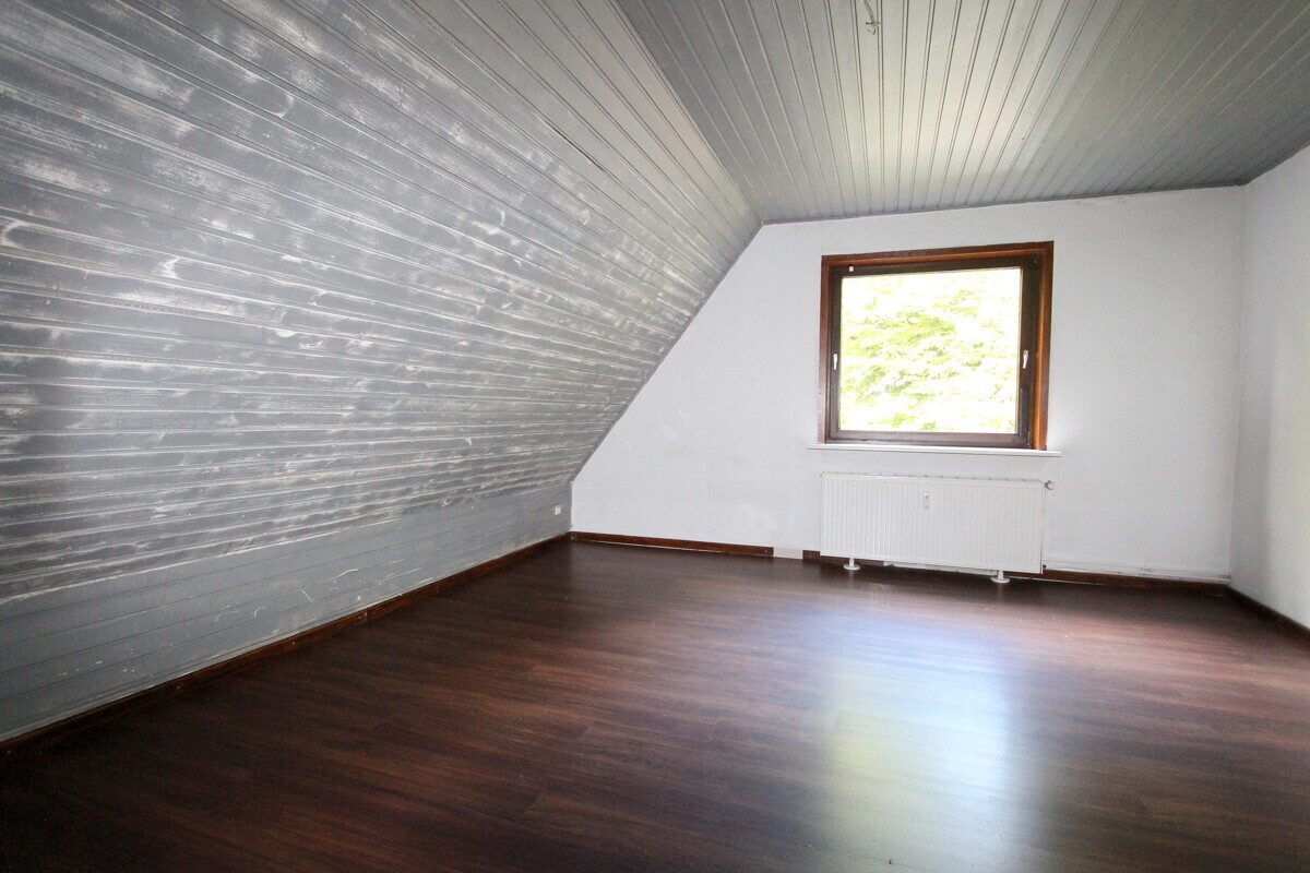 Immobilienangebot - Hoisdorf - Haus_Wohnung - Großzügige Dachgeschosswohnung auf großem Grundstück in Hoisdorf