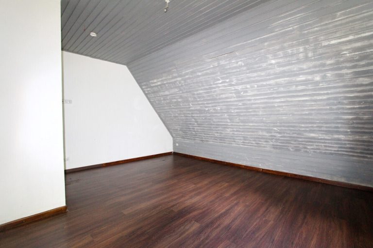 Immobilienangebot - Hoisdorf - Haus_Wohnung - Großzügige Dachgeschosswohnung auf großem Grundstück in Hoisdorf