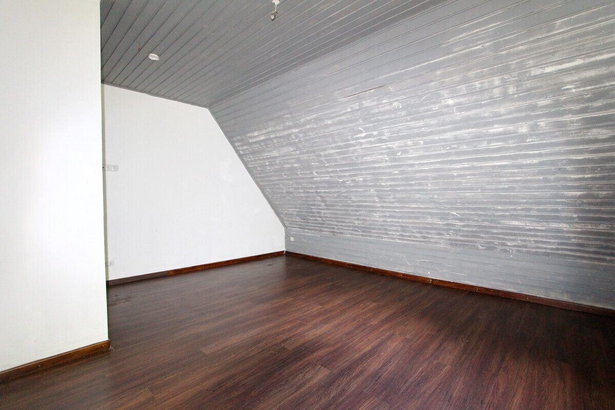 Immobilienangebot - Hoisdorf - Haus_Wohnung - Großzügige Dachgeschosswohnung auf großem Grundstück in Hoisdorf