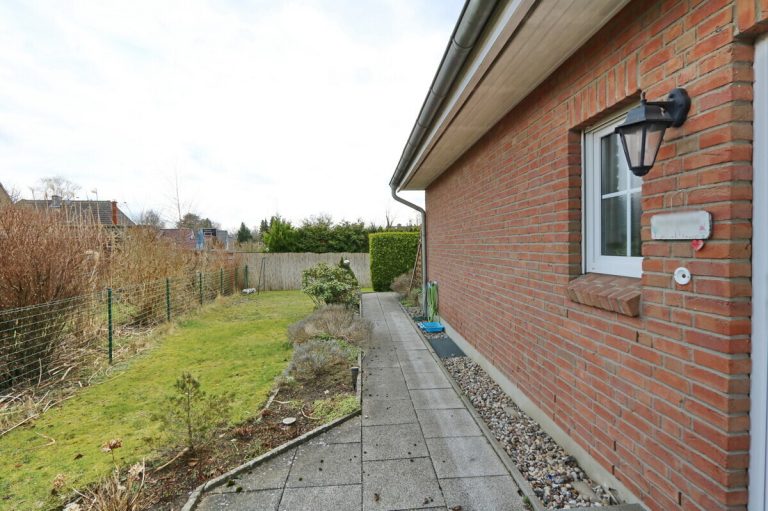 Immobilienangebot - Hamburg - Alle - Vermietetes, gepflegtes Einfamilienhaus mit Carport in Hamburg-Langenhorn