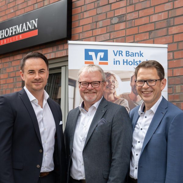 Frank Hoffmann Immobilien - VR Bank in Holstein - Pressebild Eröffnung Pinneberg