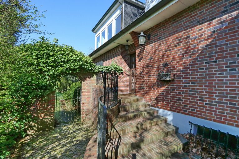 Immobilienangebot - Hamburg - Haus_Wohnung - Großes Wohnhaus oder Baugrundstück in Hamburg-Poppenbüttel
