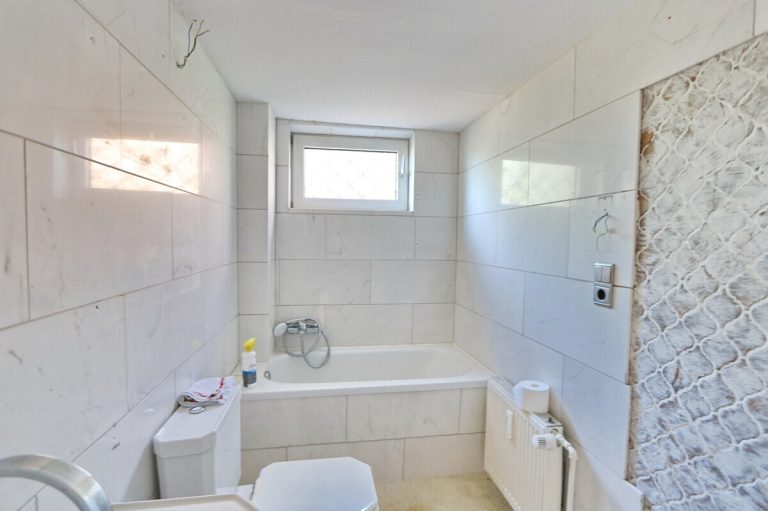 Immobilienangebot - Hamburg - Haus_Wohnung - Großes Wohnhaus oder Baugrundstück in Hamburg-Poppenbüttel