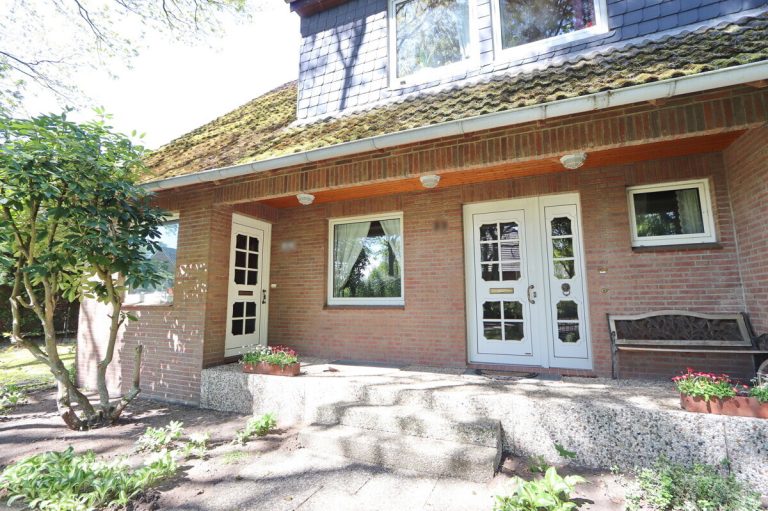 Immobilienangebot - Hamburg - Haus_Wohnung - Einfamilienhaus mit Einliegerwohnung und Doppelgarage in Hamburg Langenhorn