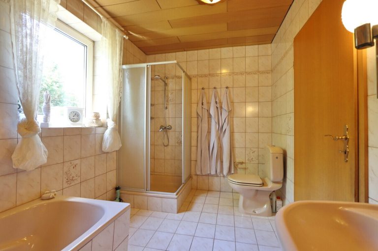 Immobilienangebot - Hamburg - Haus_Wohnung - Einfamilienhaus mit Einliegerwohnung und Doppelgarage in Hamburg Langenhorn
