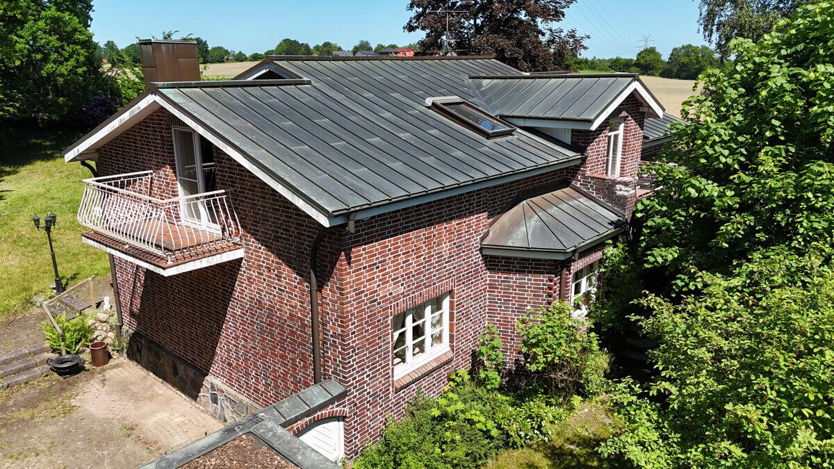 Seitenansicht auf das Haus Immobilienangebot - Kisdorf / Kisdorferwohld - Haus_Wohnung - Wunderschönes Einfamilienhaus auf großem Grundstück in Kisdorf / Kisdorferwohld